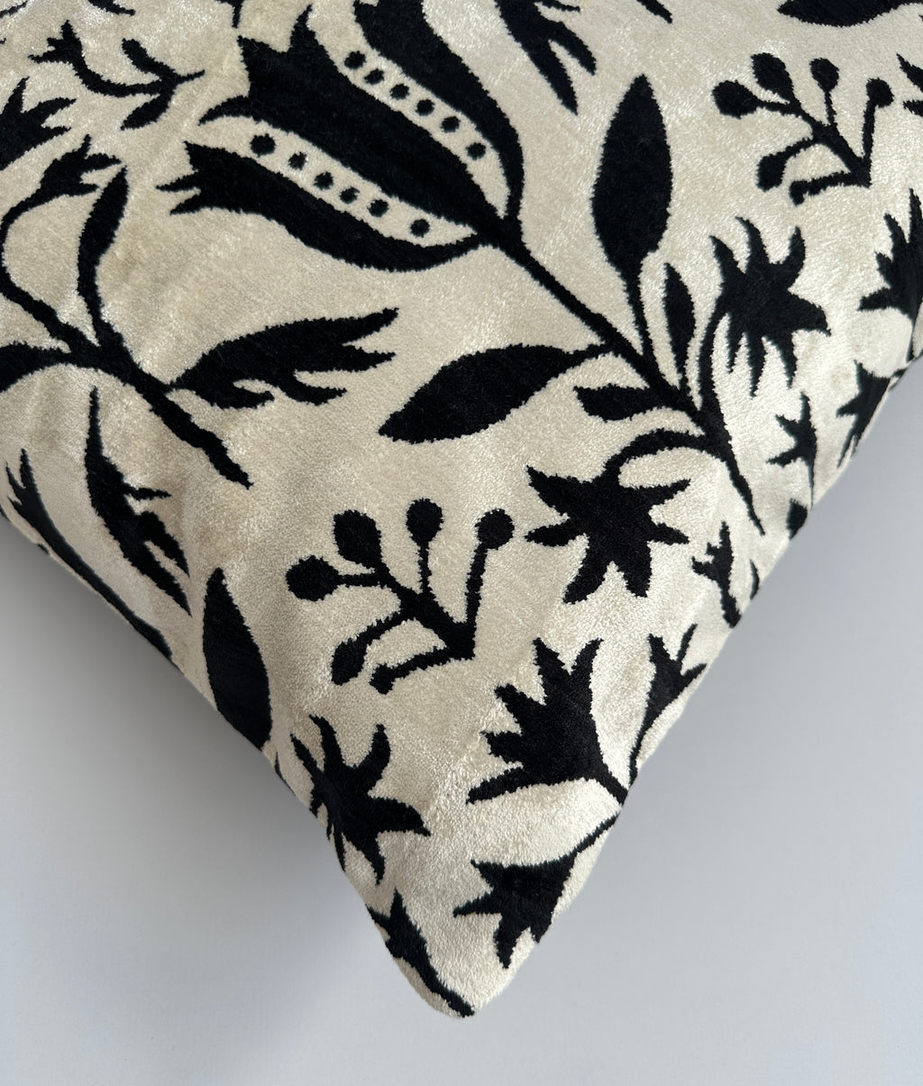 Black Tulip Velvet Cushion Cover 20''x20'' / 50x50 CM