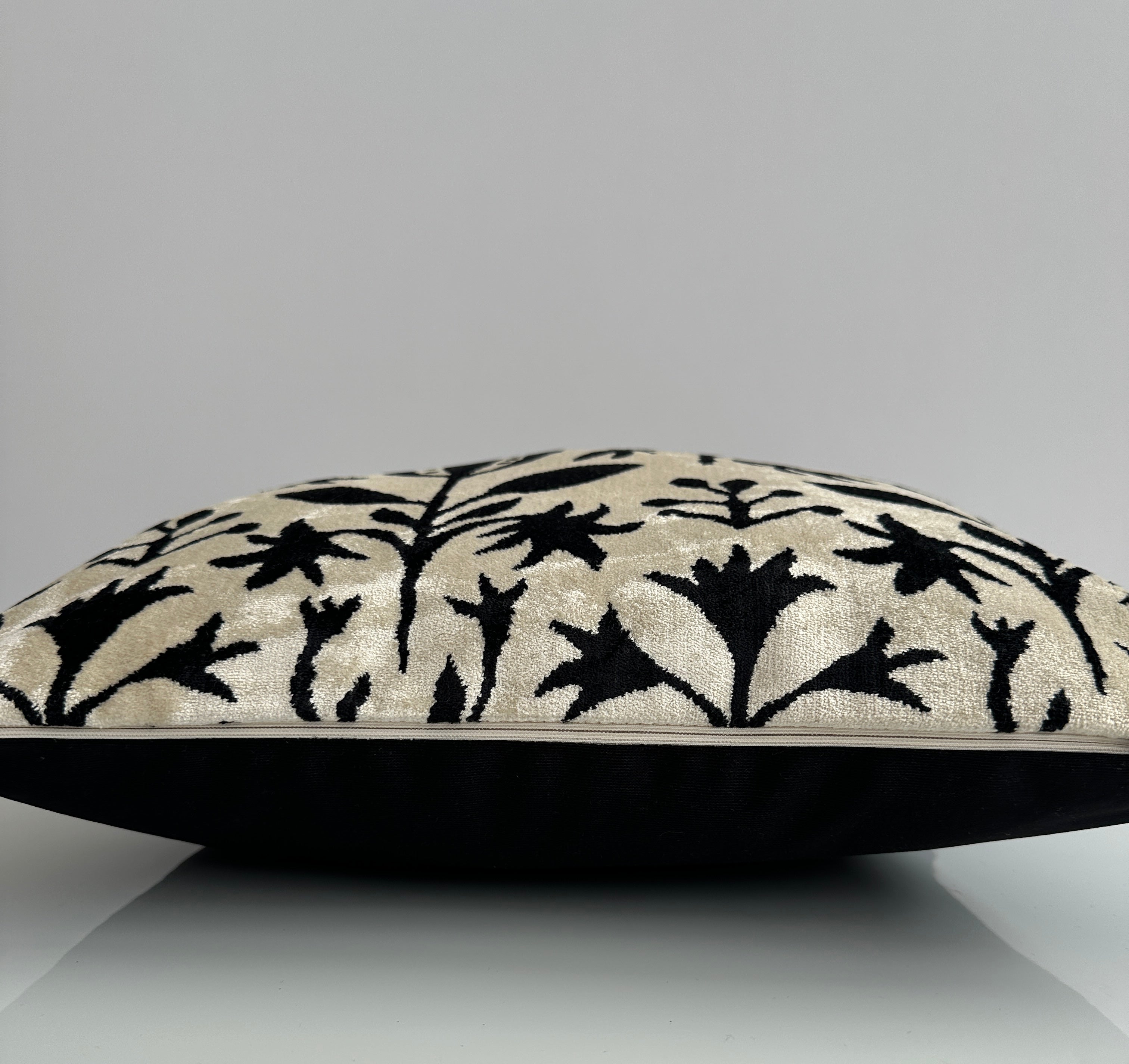 Black Tulip Velvet Cushion Cover 20''x20'' / 50x50 CM