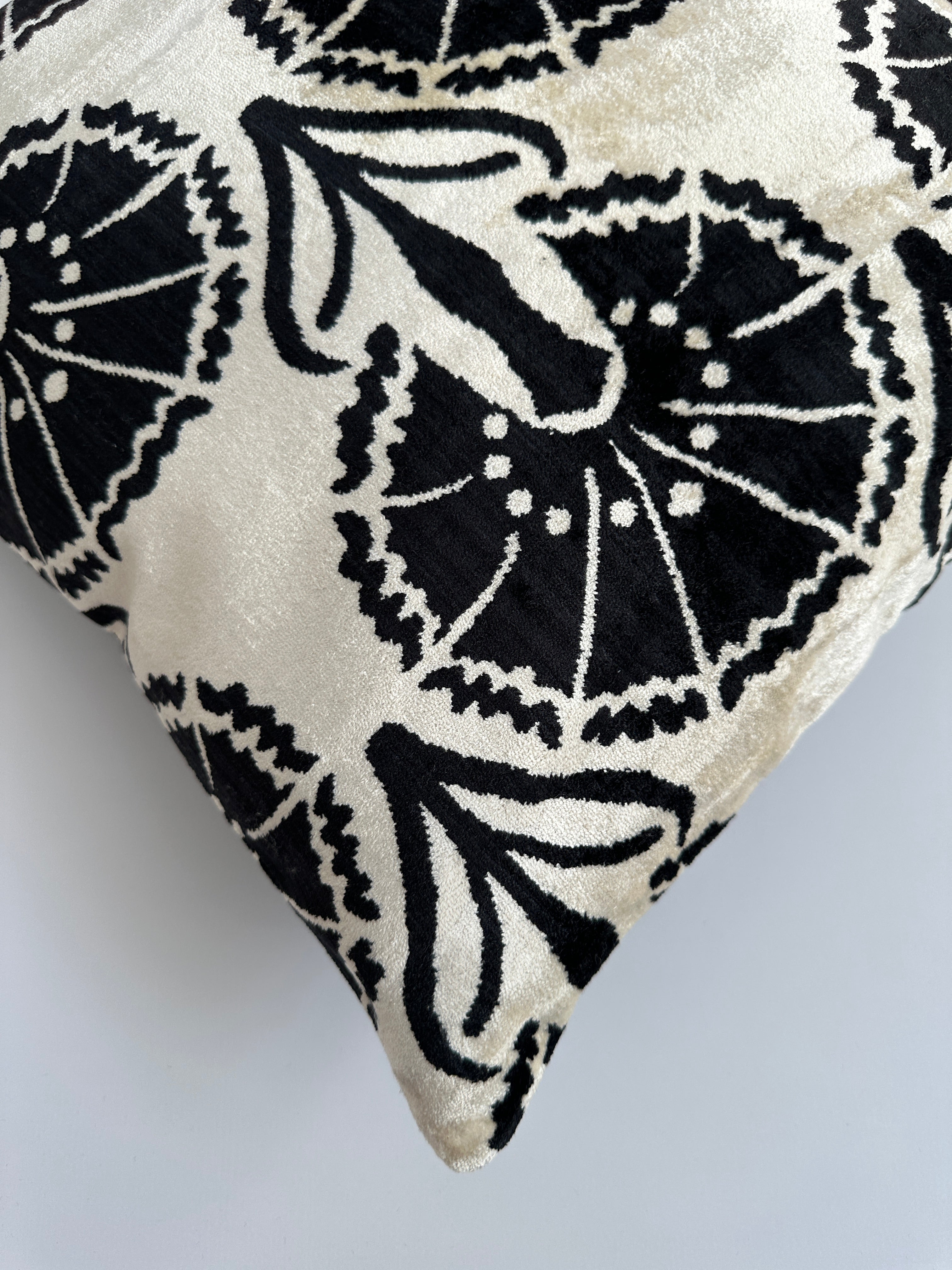 Black Carnations Velvet Cushion Cover 20''x20'' / 50x50 CM