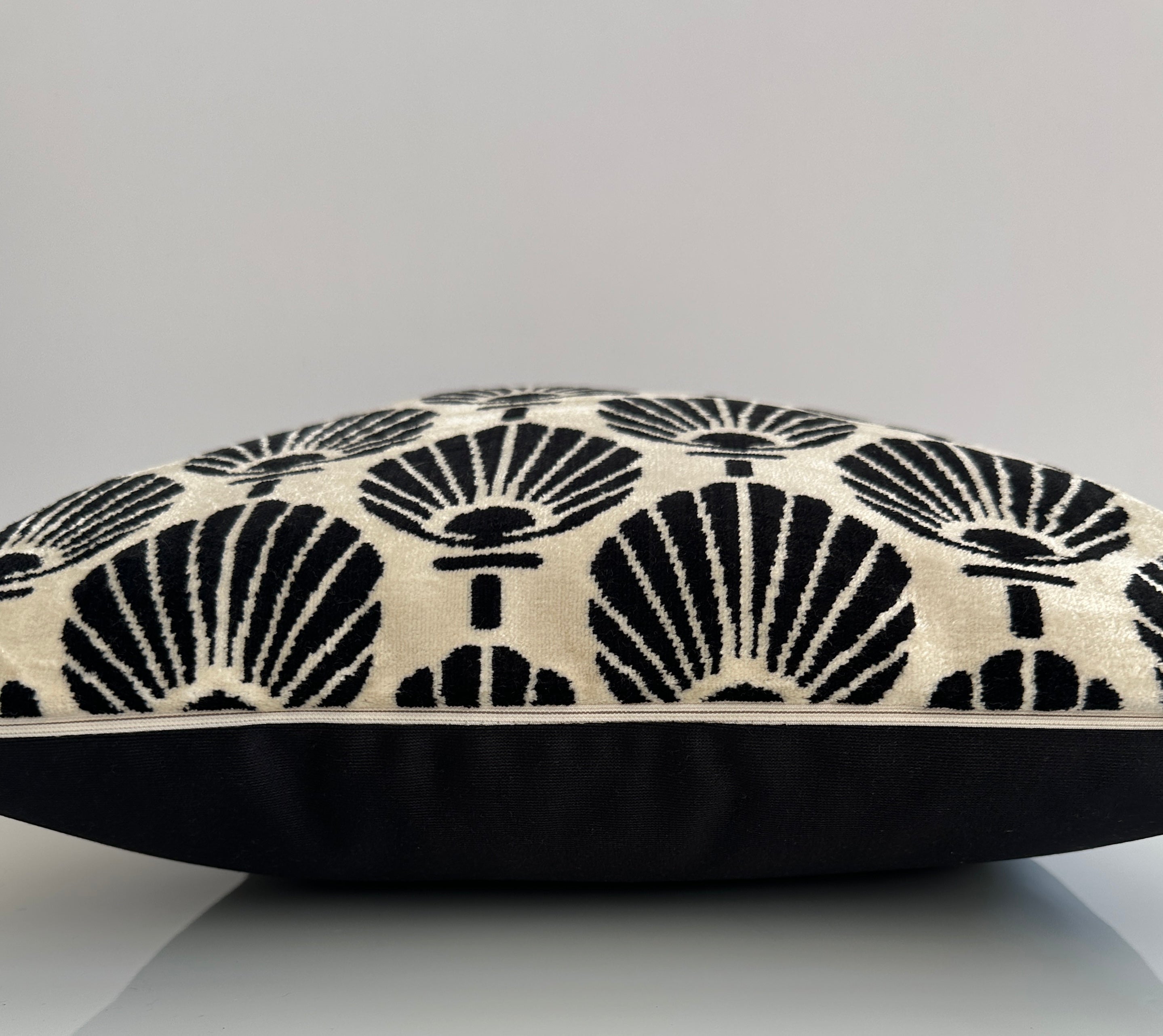 Black Chrysanthemum Velvet Cushion Cover 20''x20'' / 50x50 CM