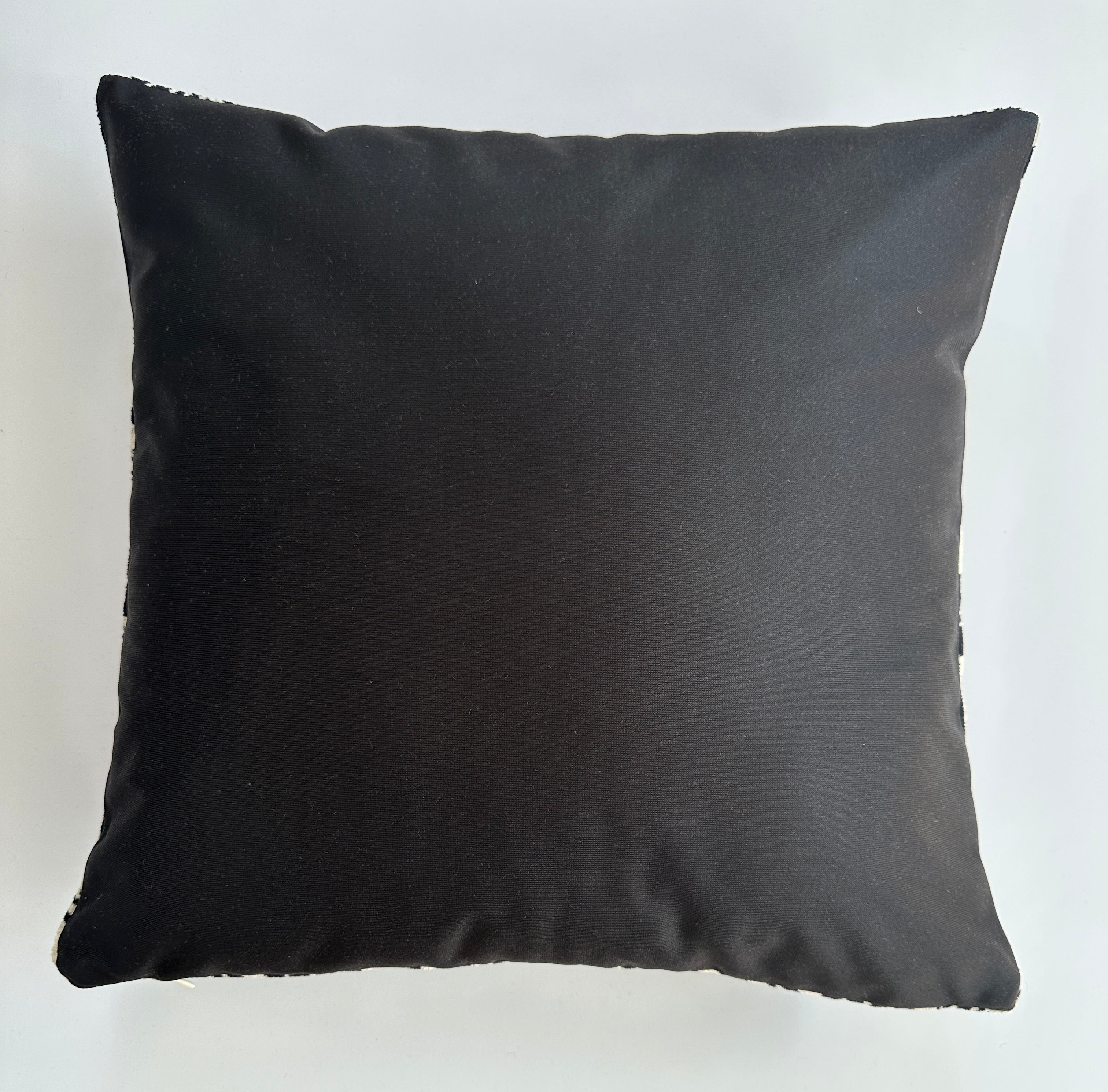 Black Chrysanthemum Silk Velvet Cushion Cover 16''x16'' / 40x40 CM