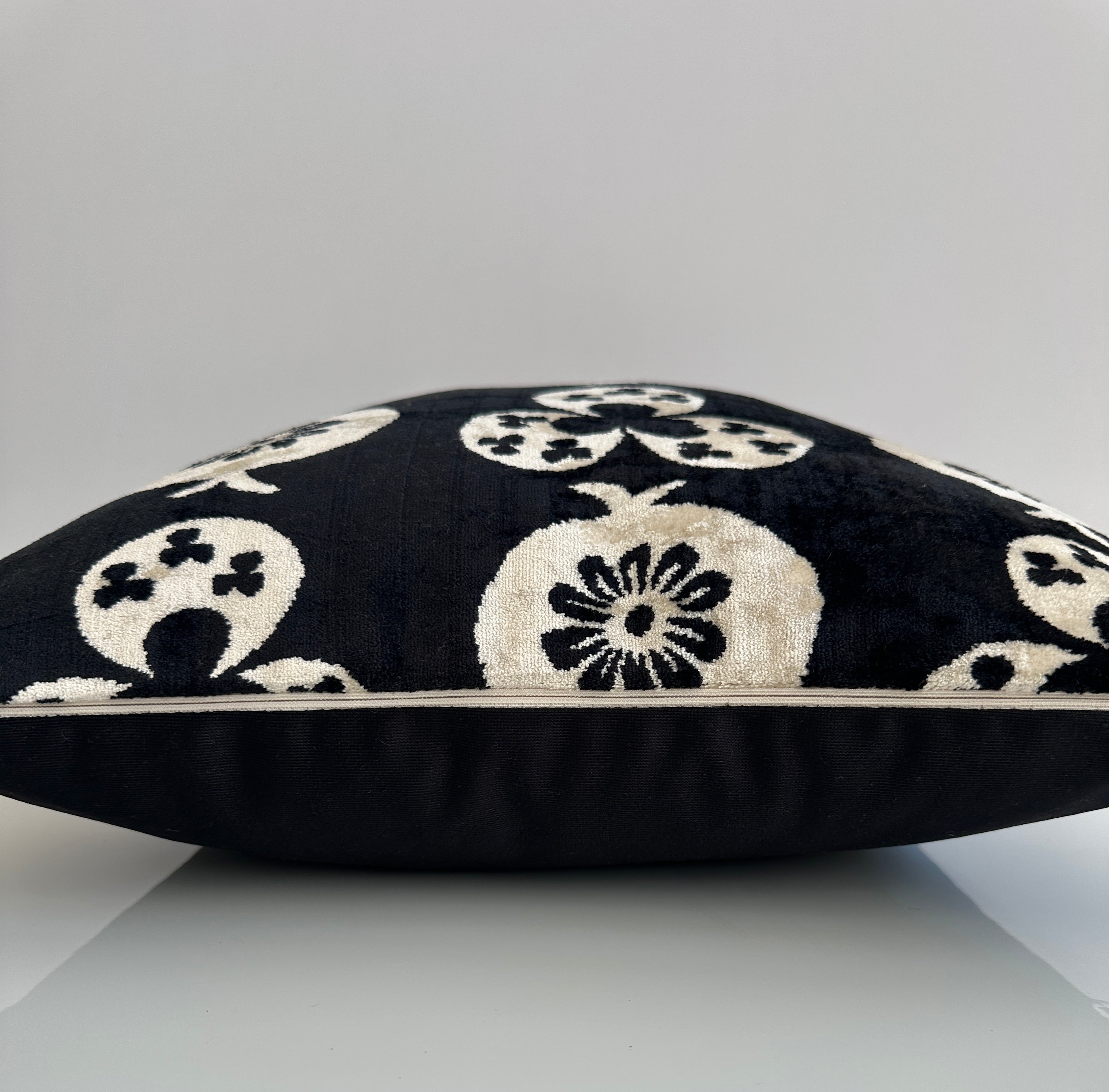 Black Pomegranate Velvet Cushion Cover 20''x20'' / 50x50 CM