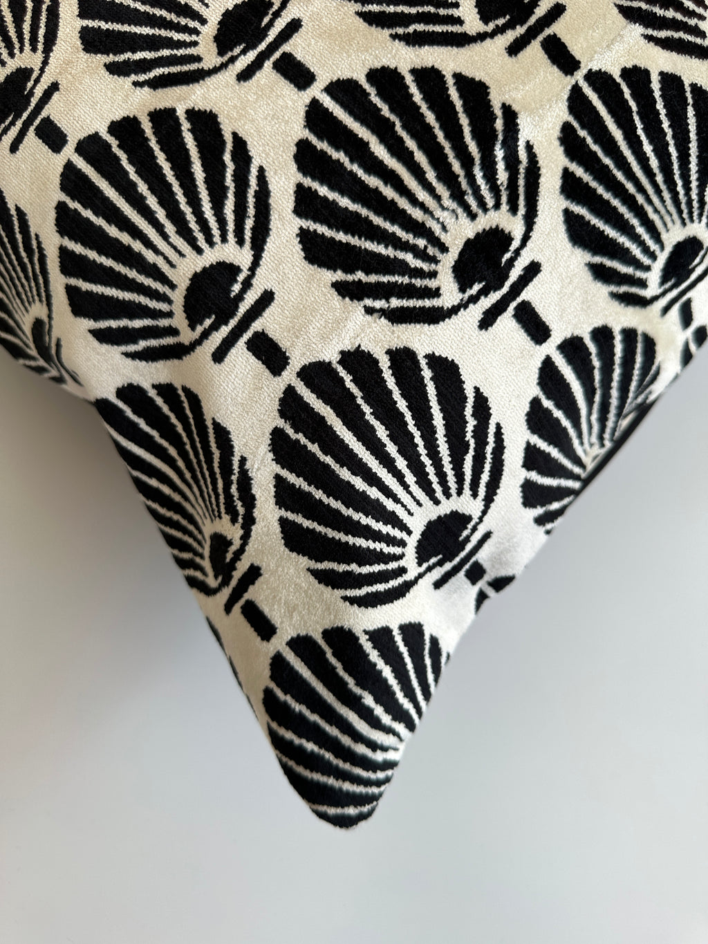 Black Chrysanthemum Silk Velvet Cushion Cover 24''x16'' / 60x40 CM