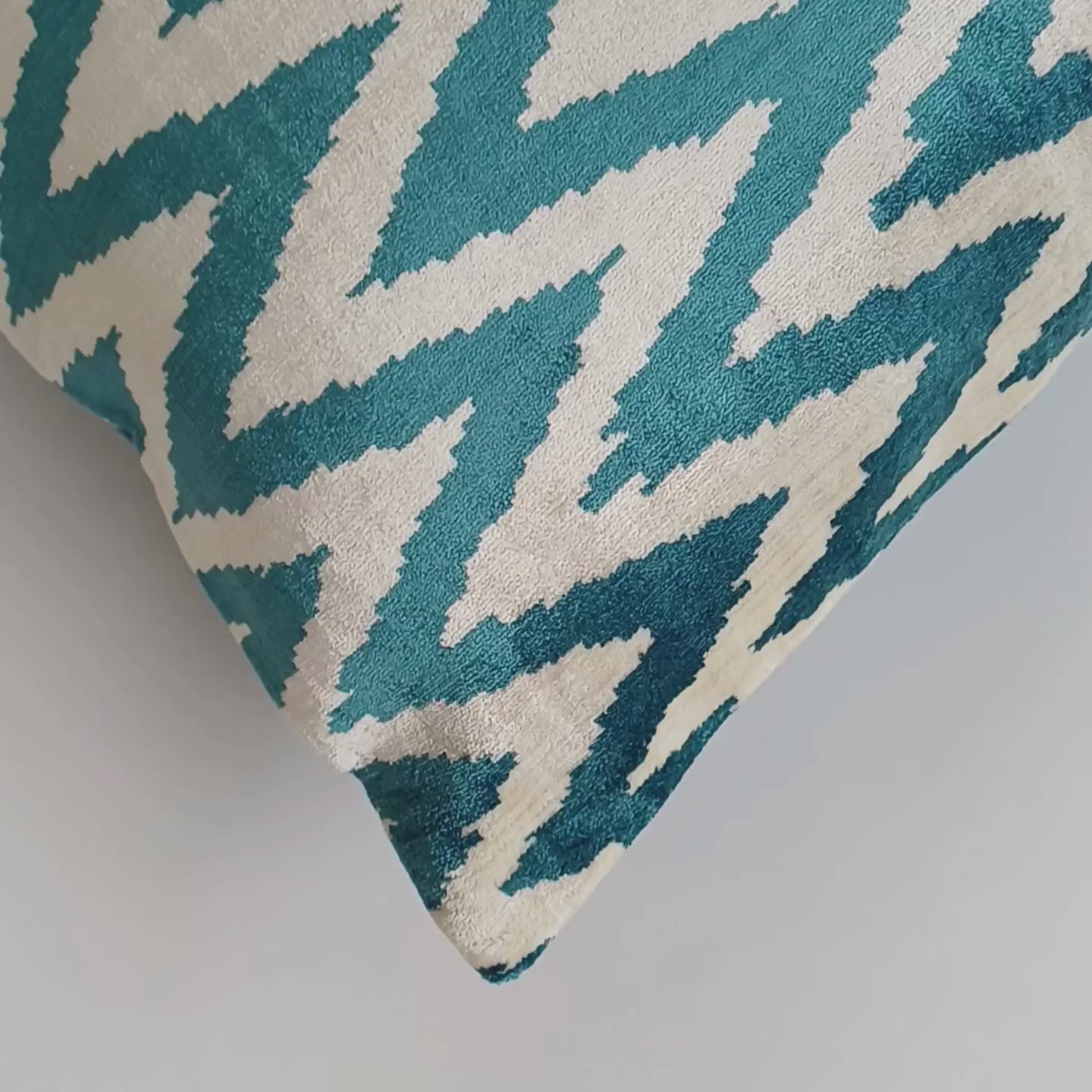 Turquoise Flame Velvet Cushion Cover 20''x20'' / 50x49 CM